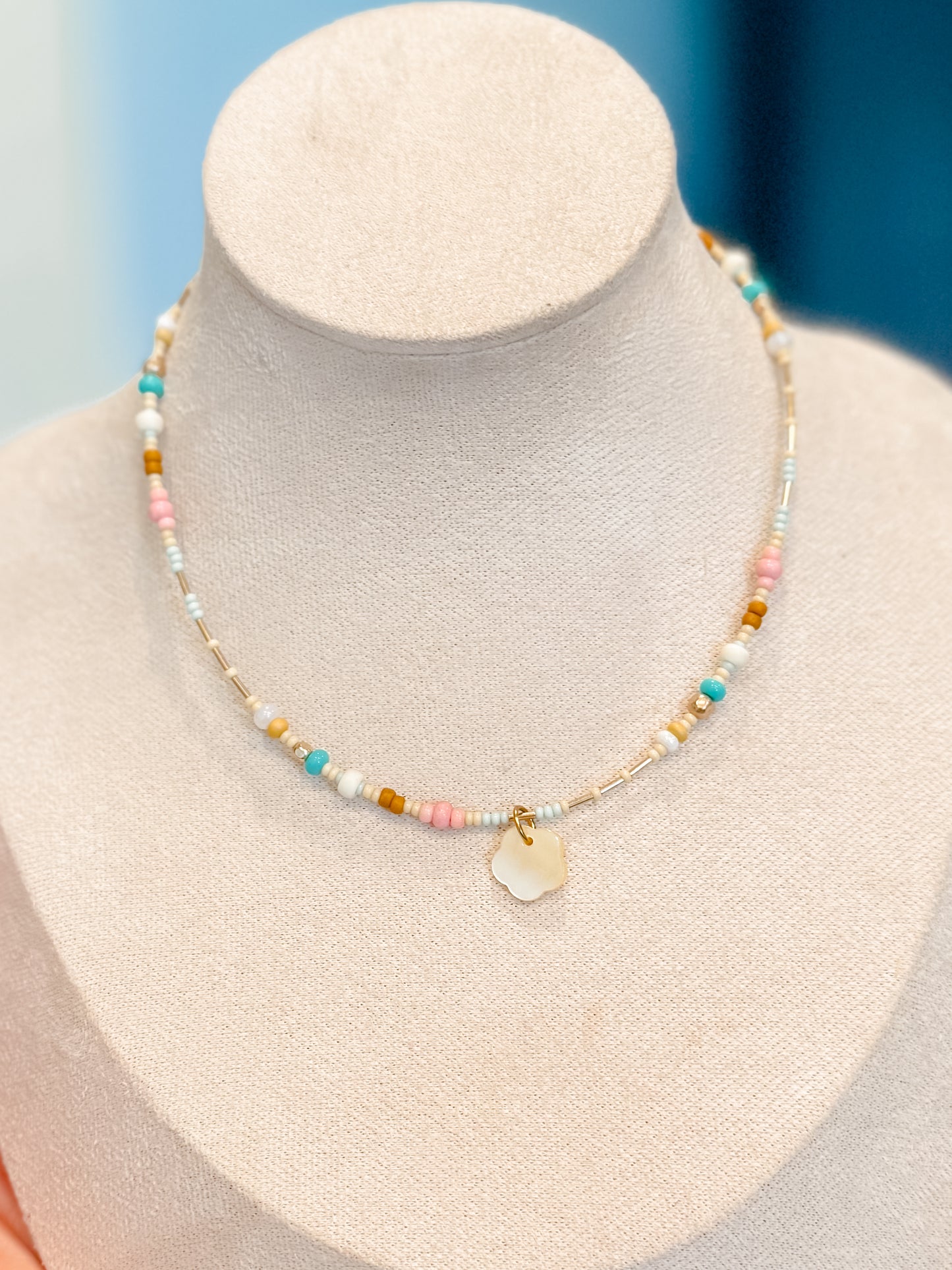 LOLA |necklace with shell flower charm