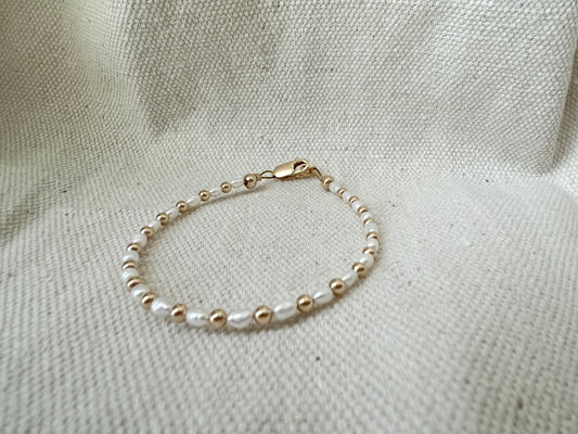 MALIA | fresh water pearl and gold-filled bead clasp bracelet